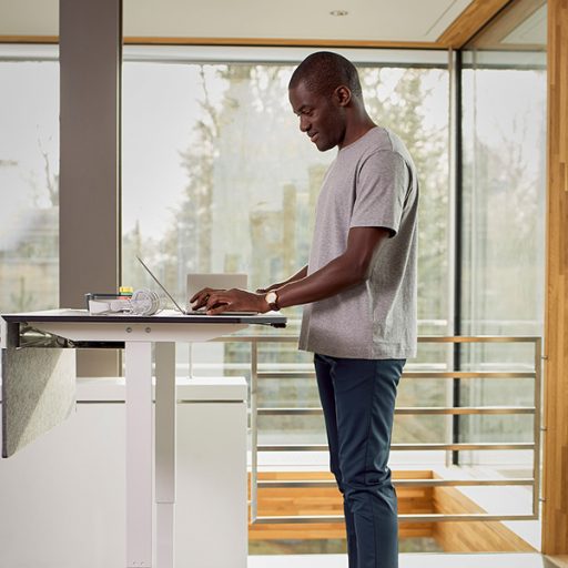 Thuis werken met een sta zit bureau