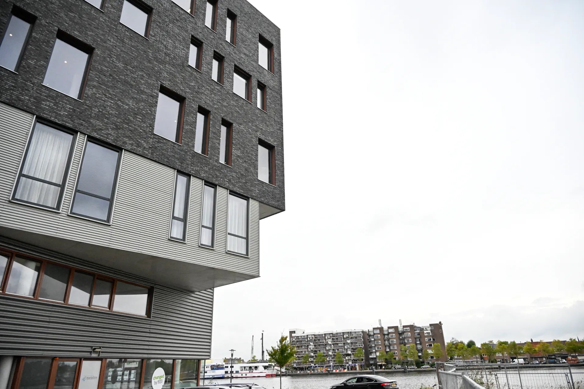 Onsite koos voor universeel meubilair van Vertidesk: scherpe prijs-kwaliteitverhouding, persoonlijk advies en snelle levering voor gezonde werkplekken.