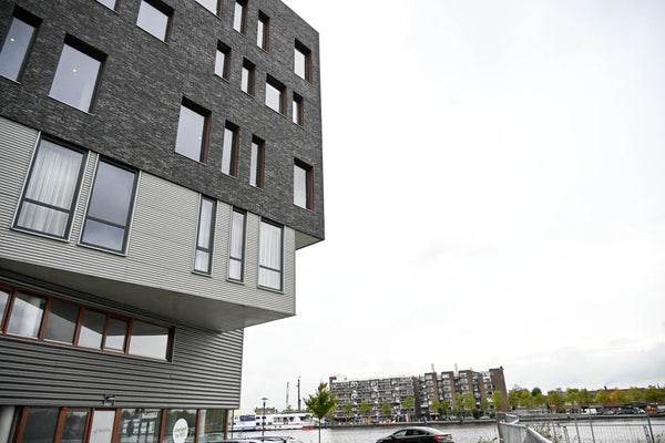 Onsite koos voor universeel meubilair van Vertidesk: scherpe prijs-kwaliteitverhouding, persoonlijk advies en snelle levering voor gezonde werkplekken.