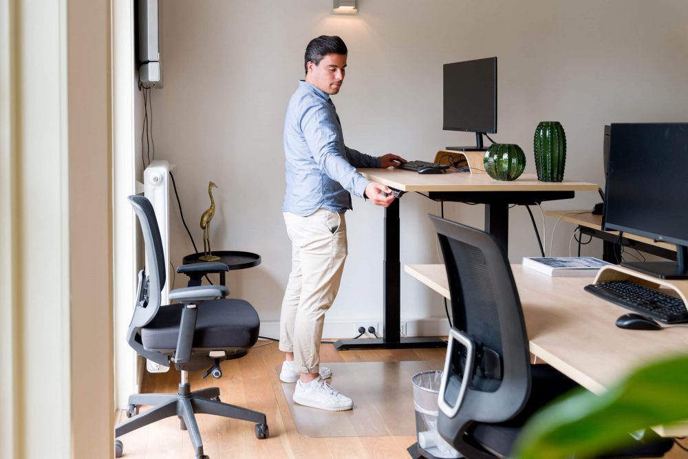 Hoe bepaal ik de juiste hoogte van mijn zit sta bureau?